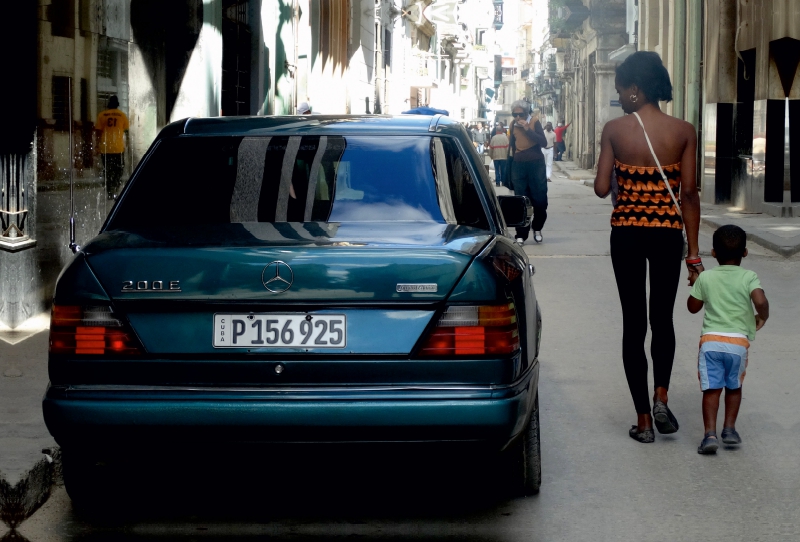 Mercedes-Benz 200 E in Havanna - Ein Motiv aus dem Kalender  'STERN-STUNDEN IN HAVANNA - MERCEDES-BENZ AUF KUBA'