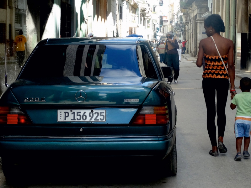 Mercedes-Benz 200 E in Havanna - Ein Motiv aus dem Kalender  'STERN-STUNDEN IN HAVANNA - MERCEDES-BENZ AUF KUBA'