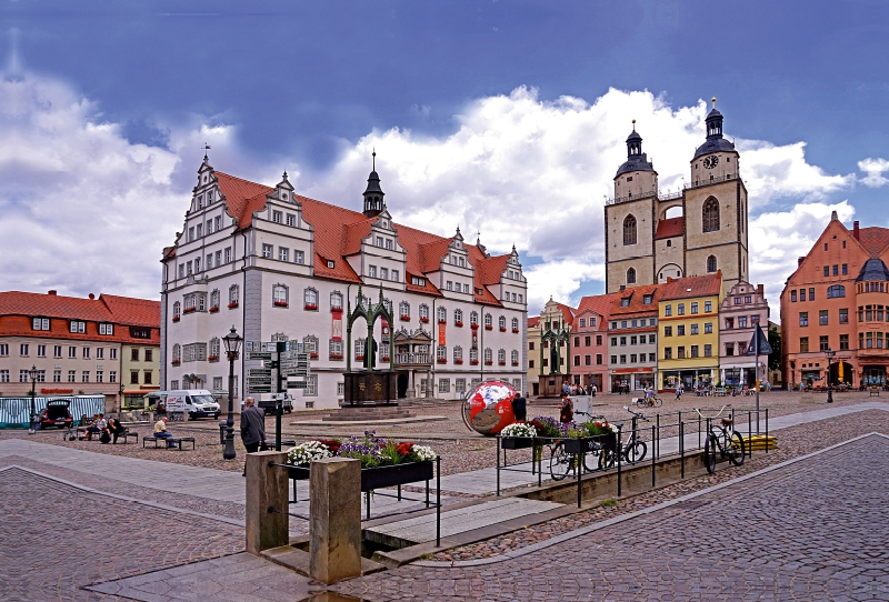 Marktplatz mit Rathaus in Luterstadt Wittenberg und Stadtkirche St. Marien