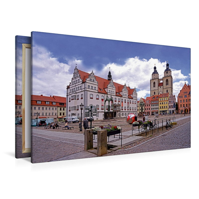 Marktplatz mit Rathaus in Luterstadt Wittenberg und Stadtkirche St. Marien