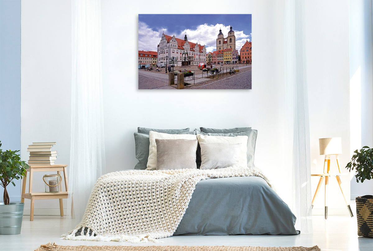 Marktplatz mit Rathaus in Luterstadt Wittenberg und Stadtkirche St. Marien