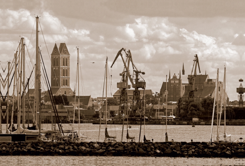 Wismarer Stadtsilhouette mit Hafen