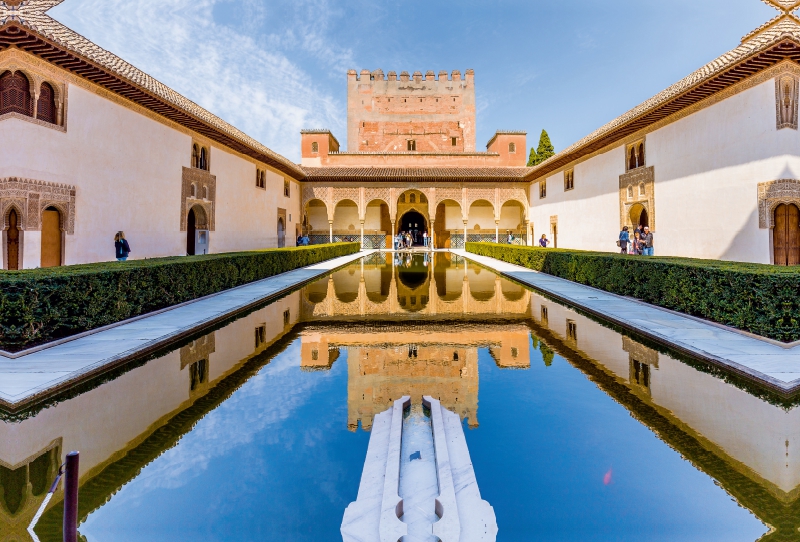 Comares Palast mit Myrtenhof in der Alhambra, Granada, Spanien