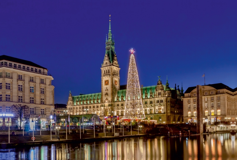 Hamburger Rathaus mit großer LED-Tanne