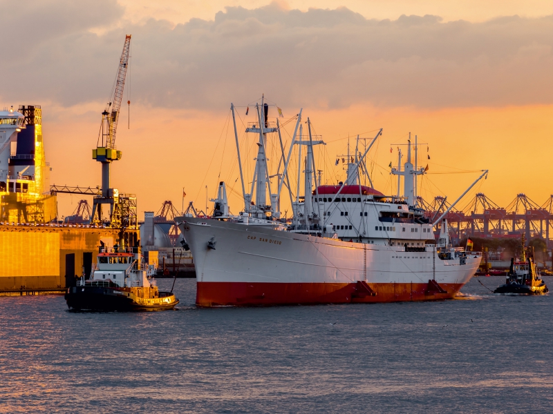 Cap San Diego bei der Einfahrt in den Hafen