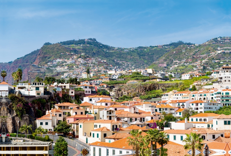 Blick von Funchal auf die grünen Vulkanberge von Madeira in Portugal