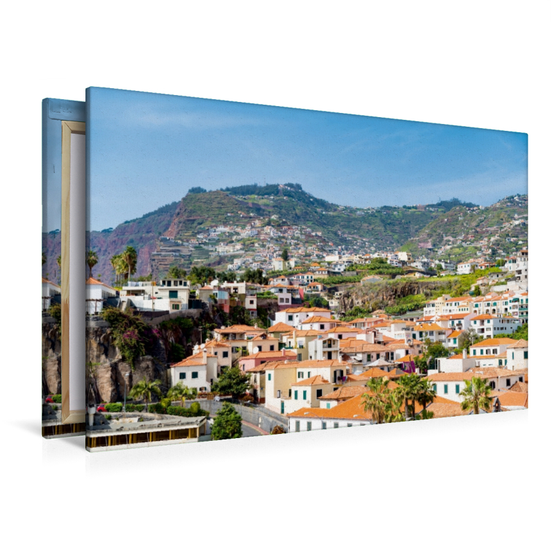 Blick von Funchal auf die grünen Vulkanberge von Madeira in Portugal