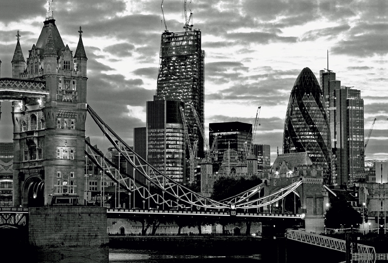 Tower Bridge und The Gherkin in der Dämmerung