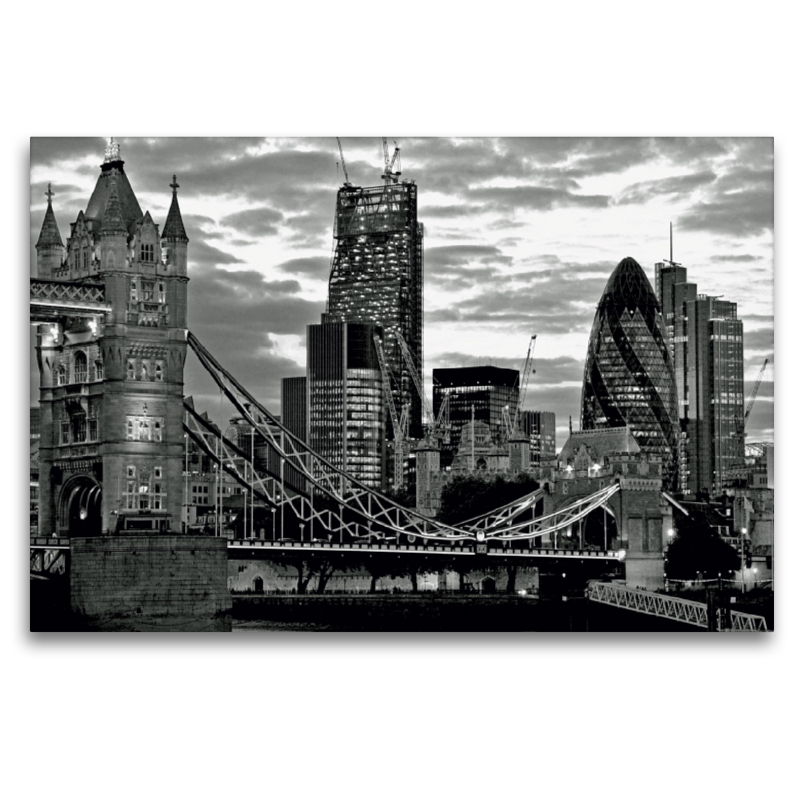 Tower Bridge und The Gherkin in der Dämmerung