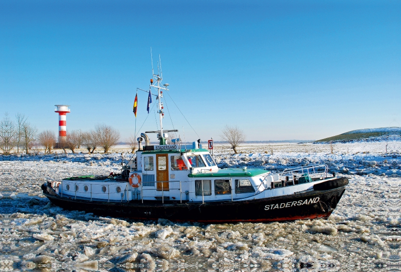 Eisbrecher auf der Elbe