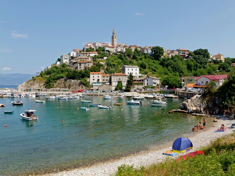 Hafen und Altstadt von Vrbnik, Kroatien