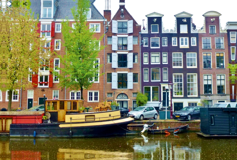 Amsterdam - Gracht mit Hausboot