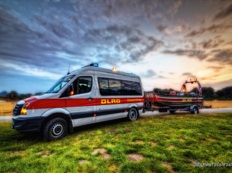 Mannschaftswagen mit Rettungsboot DLRG Salzgitter