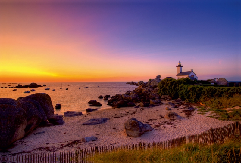 Sehnsucht Bretagne - Der Leuchtturm von Pontusval in der Region Finistére bei Sonnenuntergang