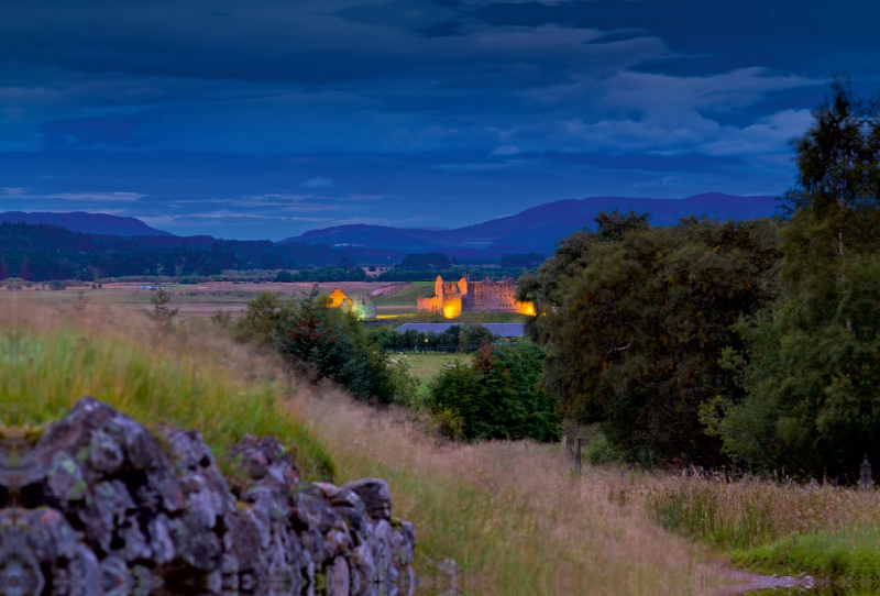 Sehnsucht Schottland - Die Ruthven Barracks in Kingussie in der blauen Stunde