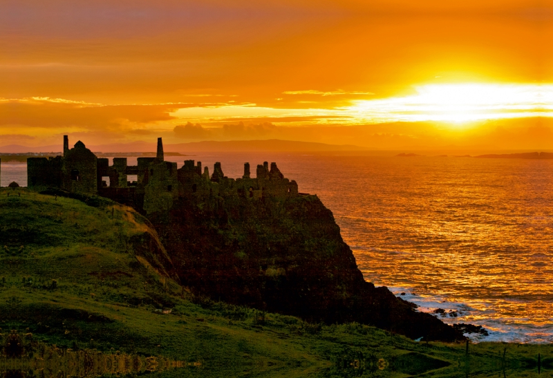 Sehnsucht Irland - Dunluce Castle im County Antrim bei Sonnenuntergang