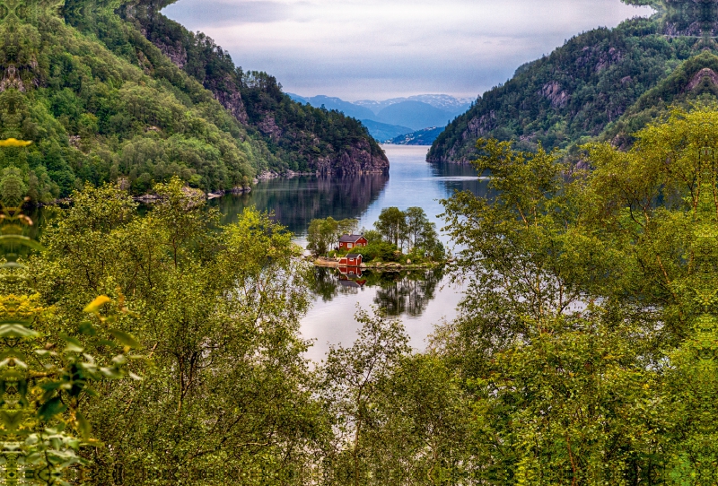 Sehnsucht Norwegen - Typisches rotes Holzhaus im Lovrafjord