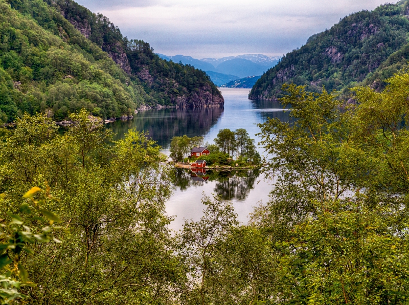 Sehnsucht Norwegen - Typisches rotes Holzhaus im Lovrafjord