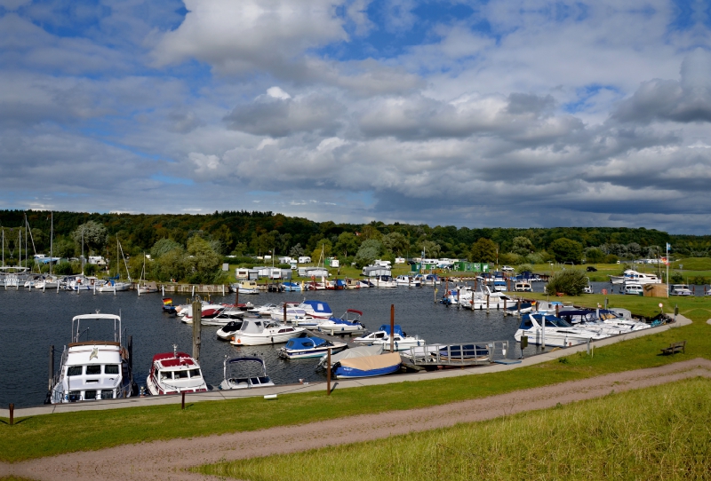 Yachthafen und Campingplatz