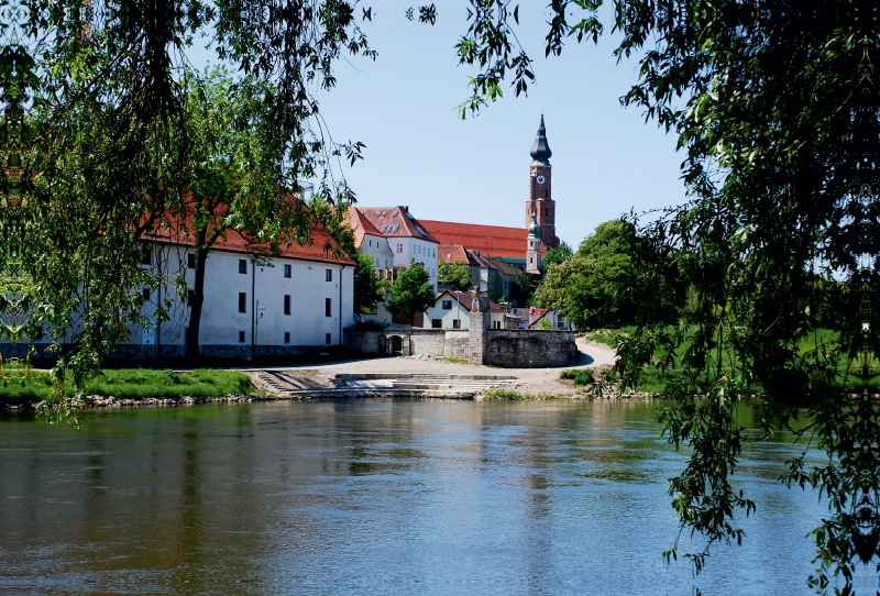 Blick über die Donau auf das Herzogschloß und den Adler