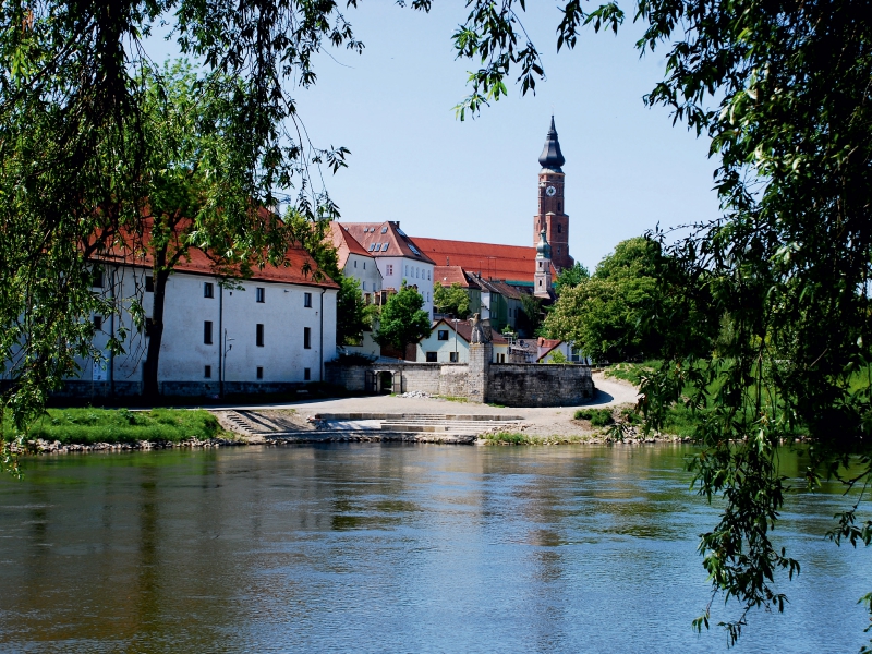 Blick über die Donau auf das Herzogschloß und den Adler