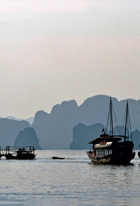 Ein Motiv aus dem Kalender Kreuzfahrt in der Ha Long Bucht in Vietnam