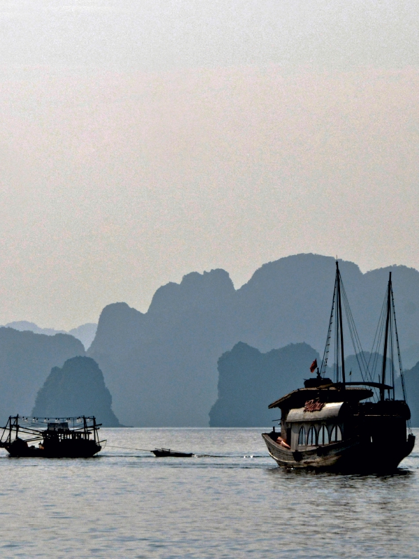 Ein Motiv aus dem Kalender Kreuzfahrt in der Ha Long Bucht in Vietnam