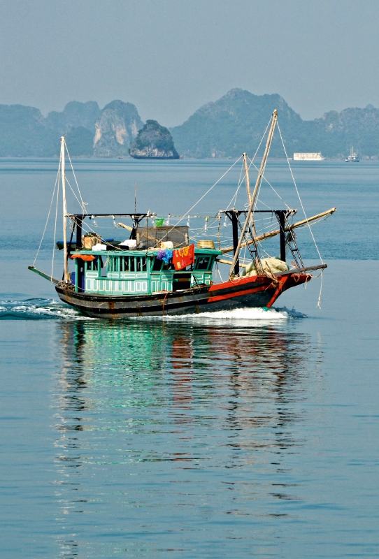 Fischerboot in der Ha Long Bucht, Vietnam