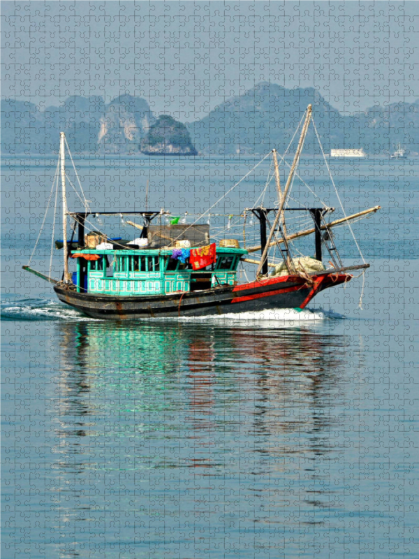 Fischerboot in der Ha Long Bucht, Vietnam