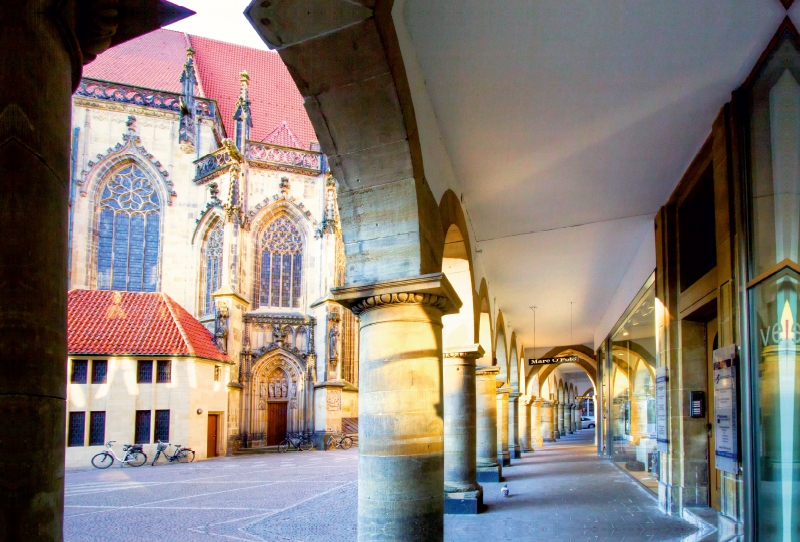 Münster - Die typischen Rundbögen am Lambertikirch-Platz, Blick auf Lambertikirche