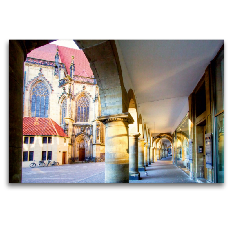 Münster - Die typischen Rundbögen am Lambertikirch-Platz, Blick auf Lambertikirche