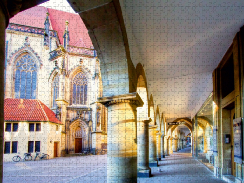 Münster - Die typischen Rundbögen am Lambertikirch-Platz, Blick auf Lambertikirche