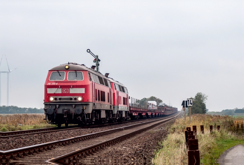 Baureihe 218 mit Autozug in Klanxbüll