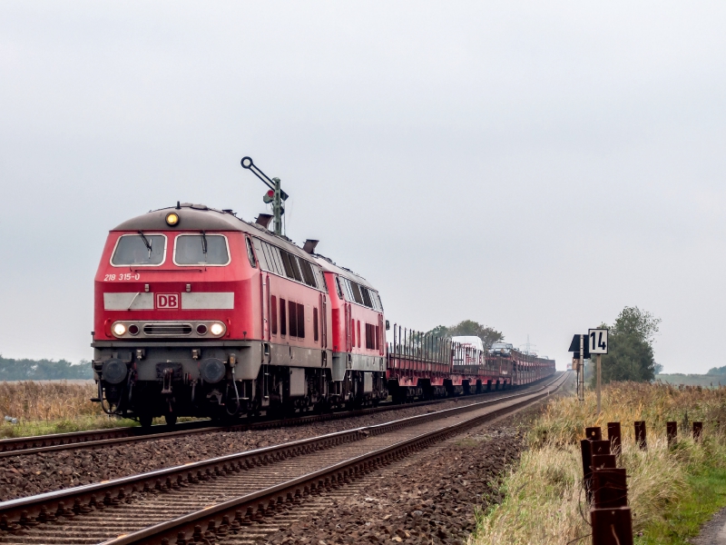 Baureihe 218 mit Autozug in Klanxbüll