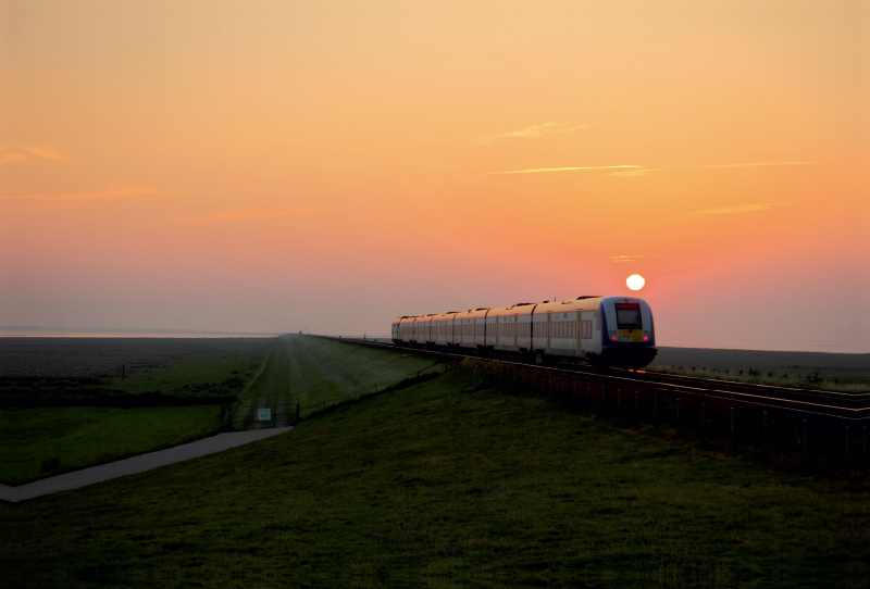 Die Nordostseebahn im Sonnenuntergang