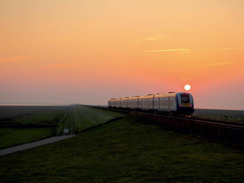 Die Nordostseebahn im Sonnenuntergang