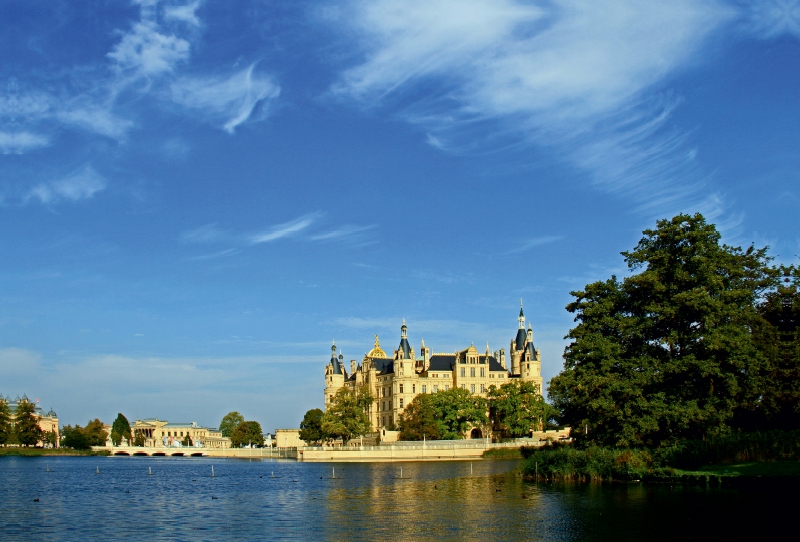 Über den Burgsee zum Schloss