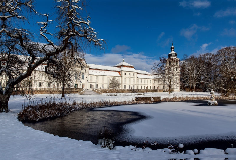 Blick aus dem verschneiten Park auf Schloss Fasanerie