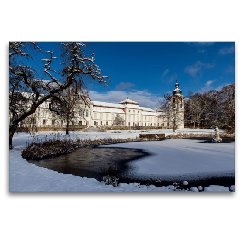 Blick aus dem verschneiten Park auf Schloss Fasanerie