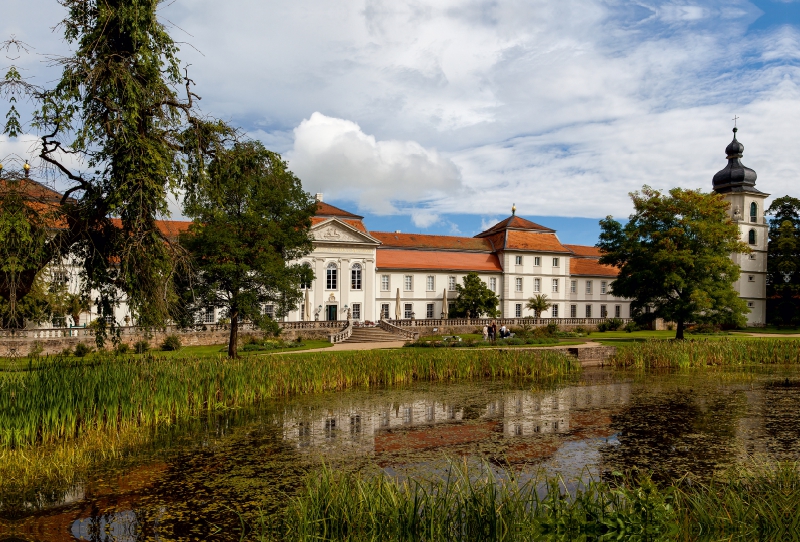 Seitenansicht des Schlosses mit Terrasse