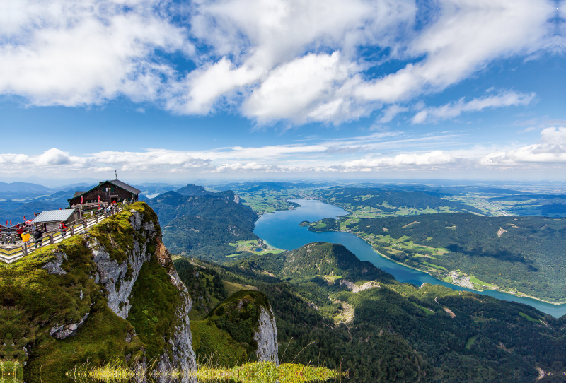 Schutzhaus zur Himmelspforte mit Blick auf den Mondsee