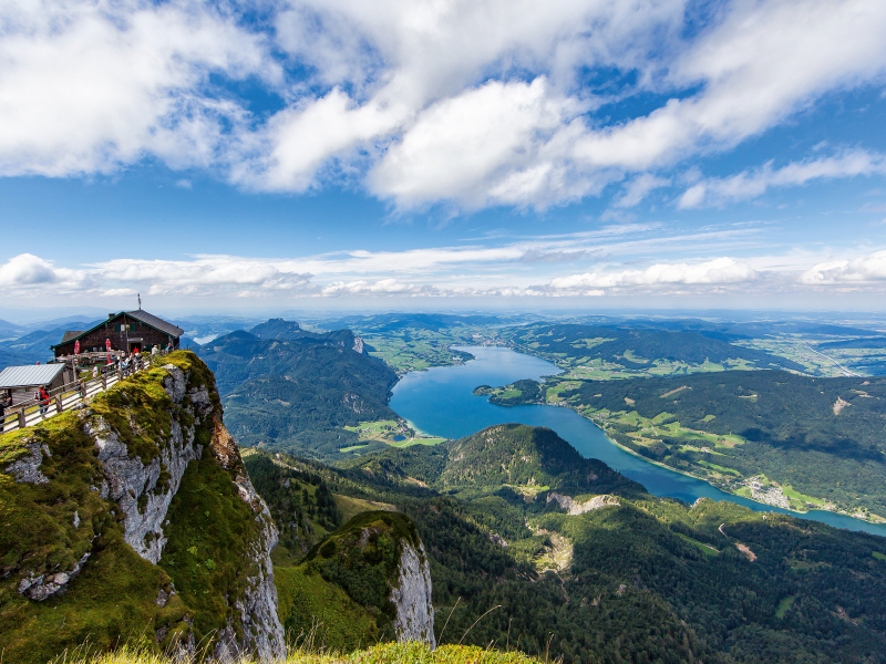 Schutzhaus zur Himmelspforte mit Blick auf den Mondsee