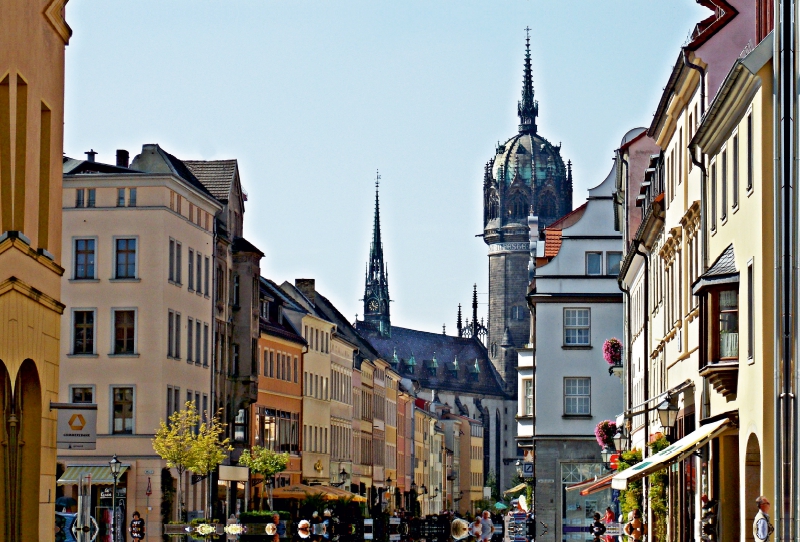 Wittenberg, Blick vom Alten Rathaus durch die Coswiger Straße auf die Schlosskirche