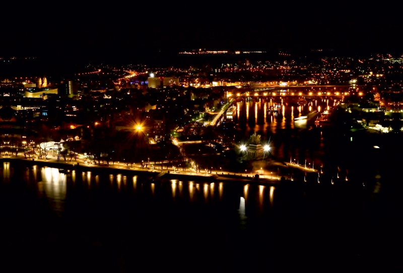 Koblenz, das Deutsche Eck bei Nacht