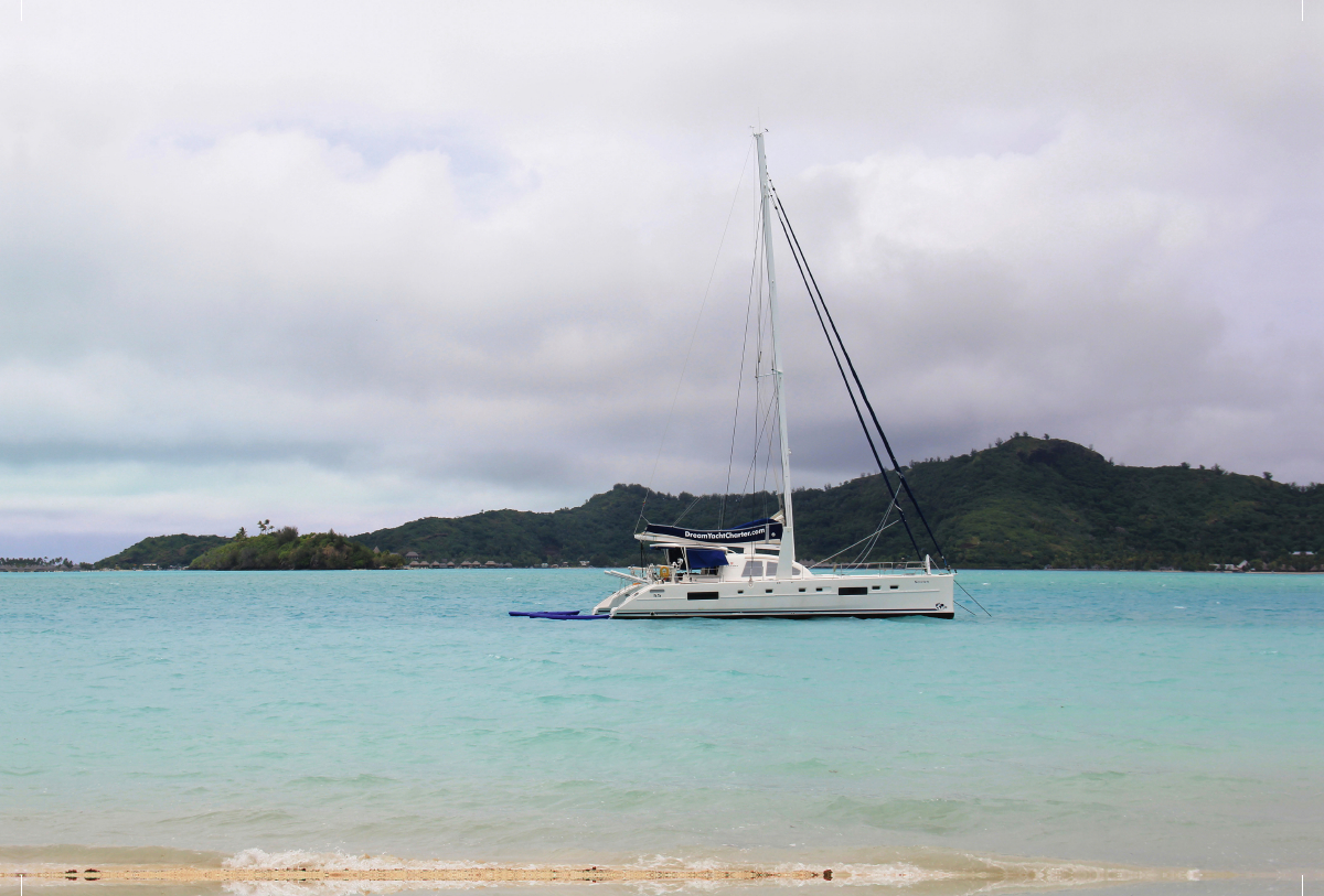 Katamaran in der Baie Mataorio vor Bora Bora in der Südsee