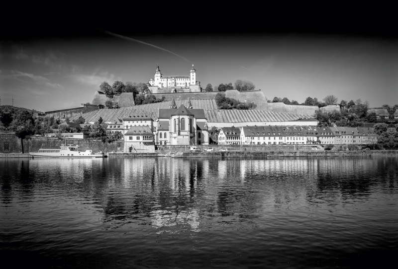 WÜRZBURG Mainufer und Festung Marienberg