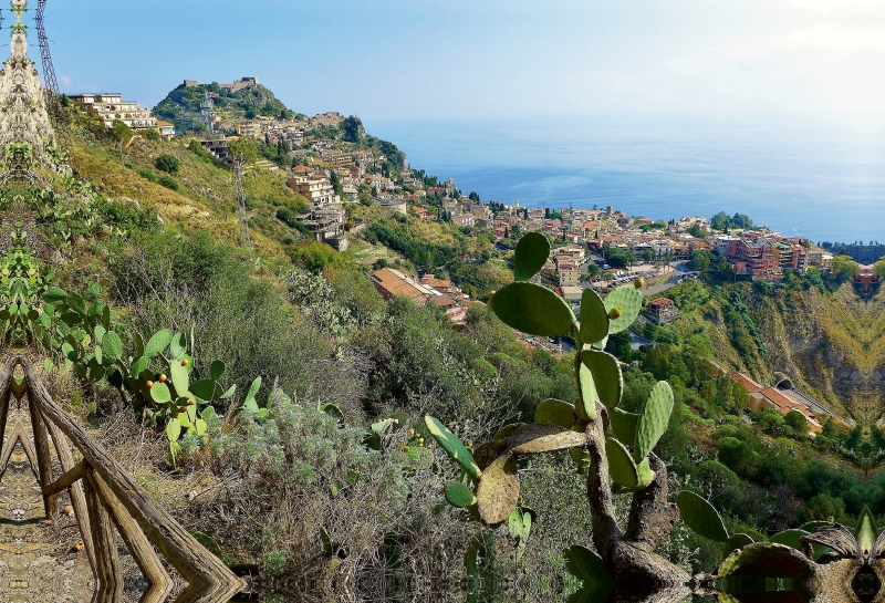 Blick vom Bergdorf Castelmola auf Taormina