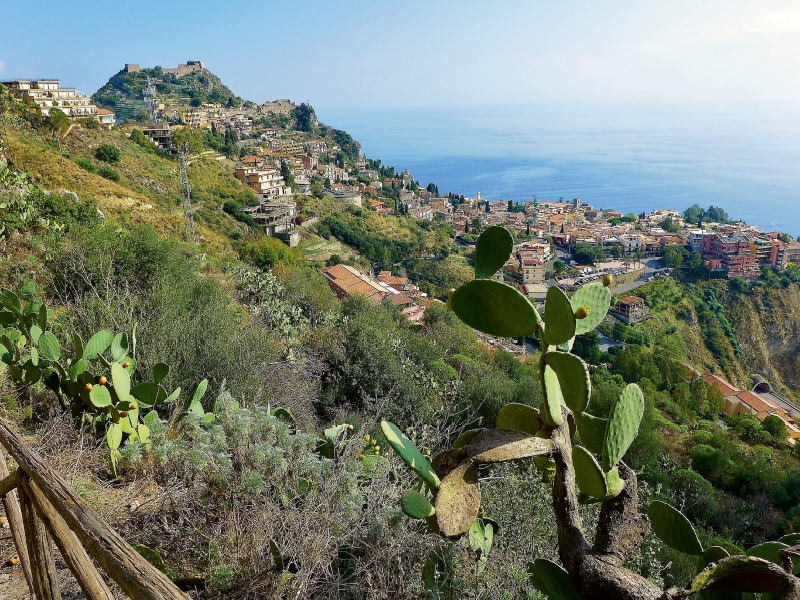 Blick vom Bergdorf Castelmola auf Taormina