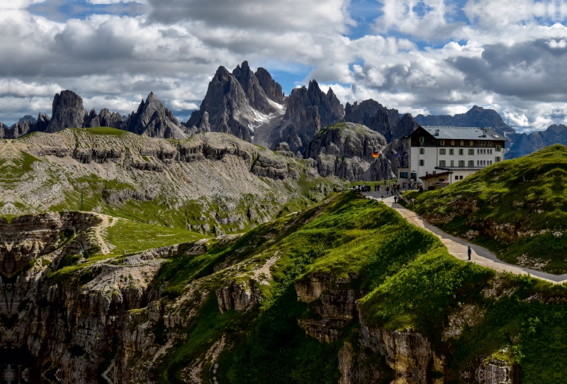 Auronzohütte vor Cadini-Gruppe