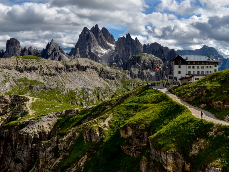 Auronzohütte vor Cadini-Gruppe